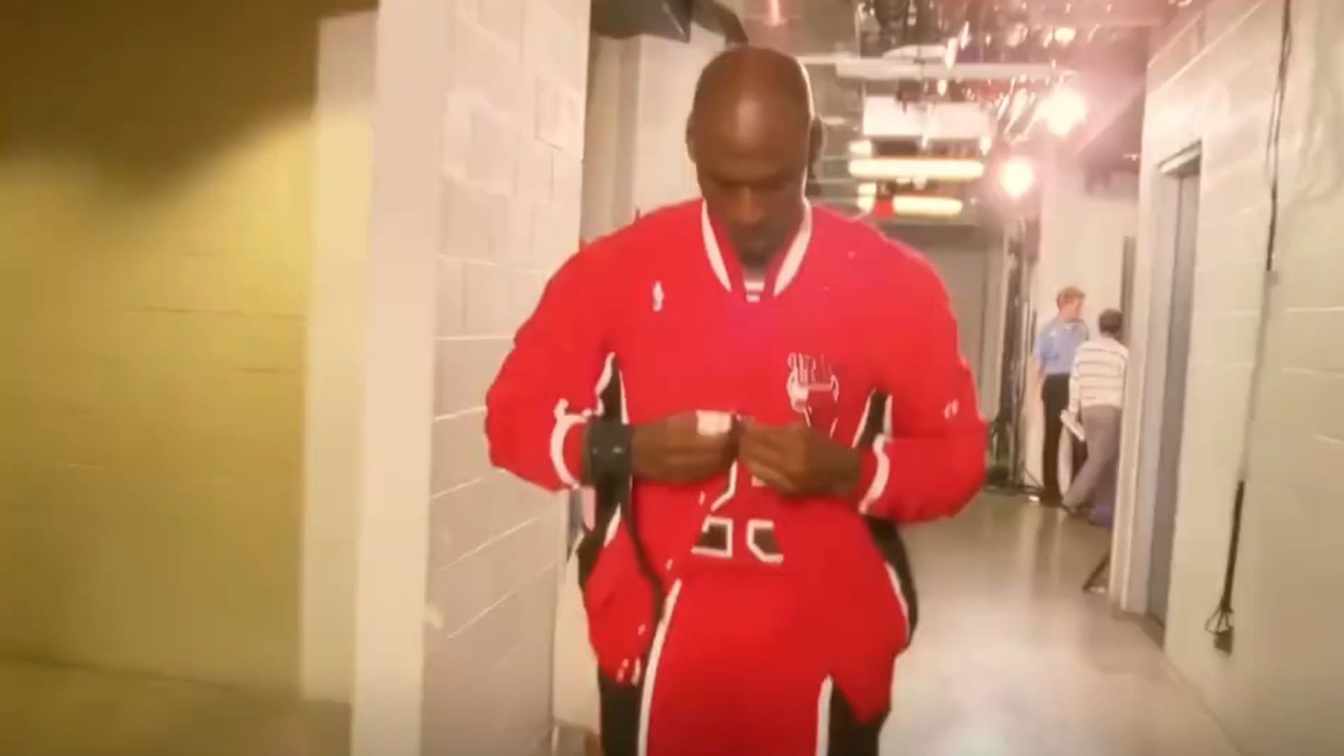 万博max网页版-篮球比赛中持球队员身体某部位接触端线或边线均为出界